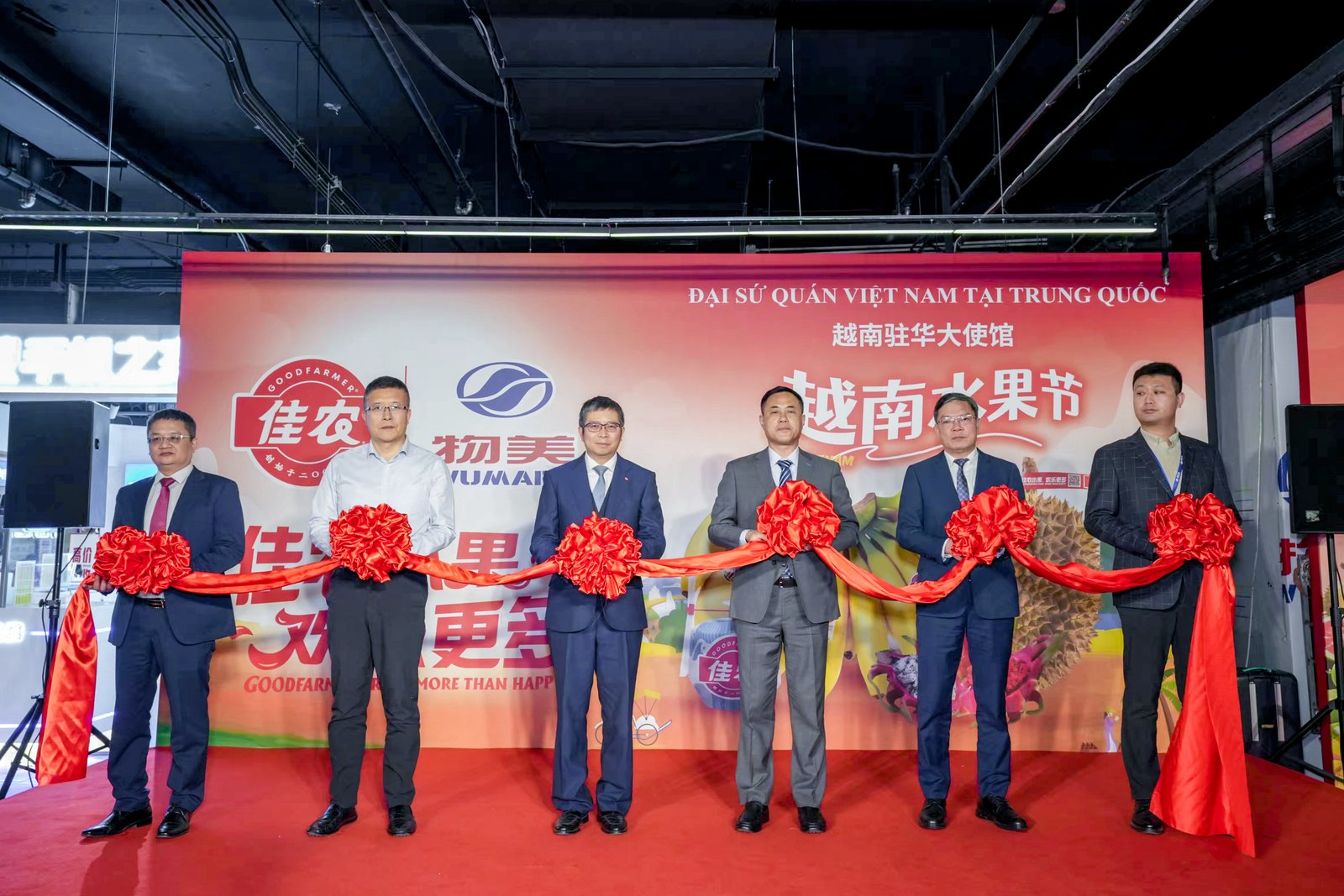 Strong Promotion of Vietnamese Products in China: Vietnam Goods Day and Fruit Festival at Wumart, Beijing, China