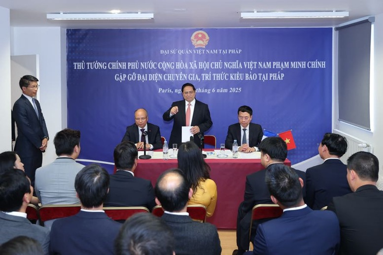 Prime Minister Meets with Overseas Vietnamese Experts: Ready to Contribute to Helping the Nation Master Strategic Technologies