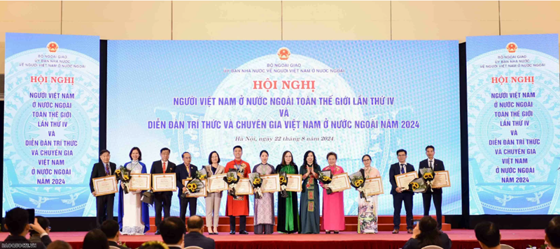 Initiatives aimed at supporting overseas Vietnamese communities will continue to be pursued more comprehensively and strongly